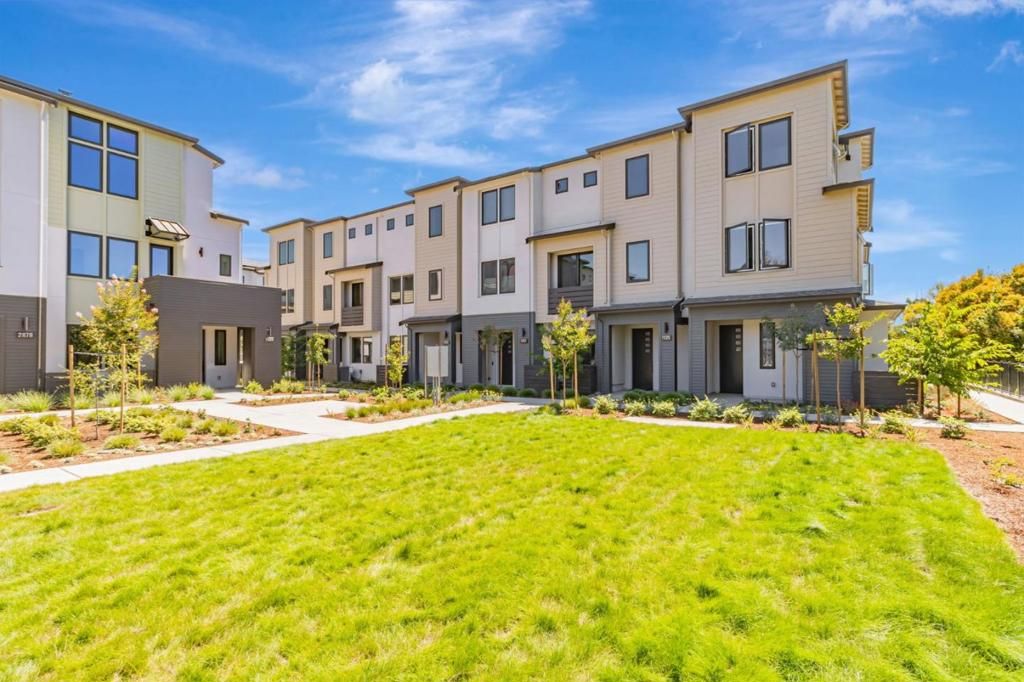 Photo of 1125 Esther Court, Palo Alto, CA 94303 (MLS # ML82023887)