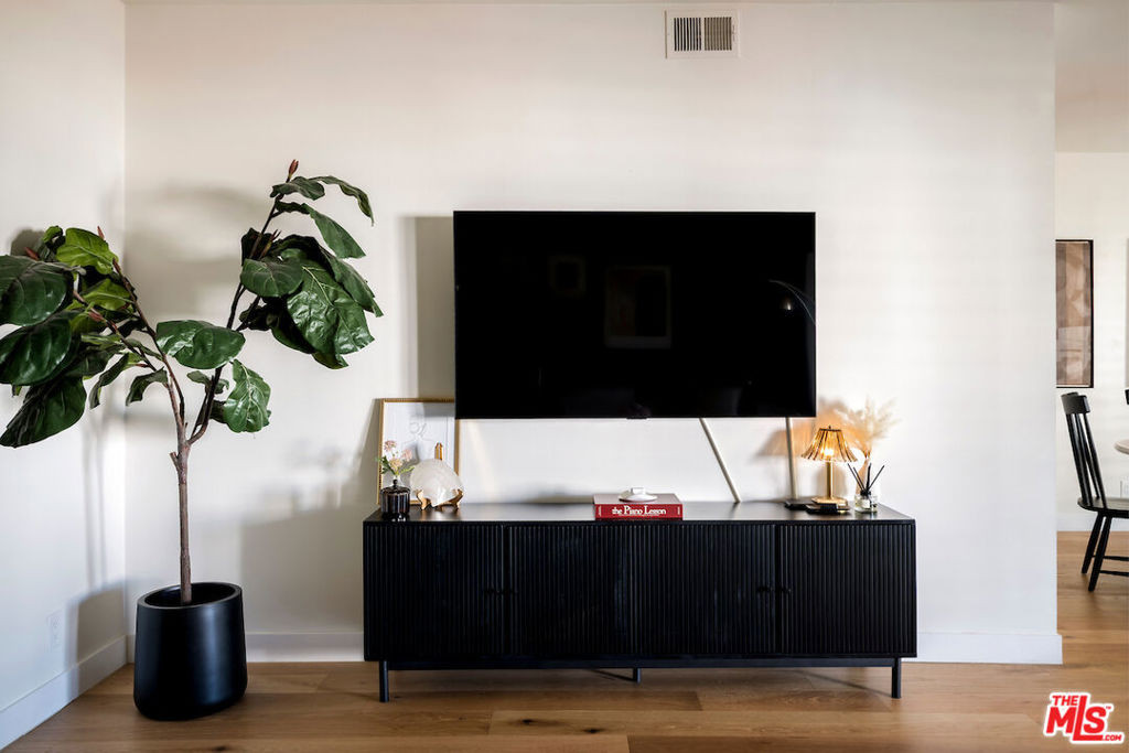 651 Wilcox Avenue 3C