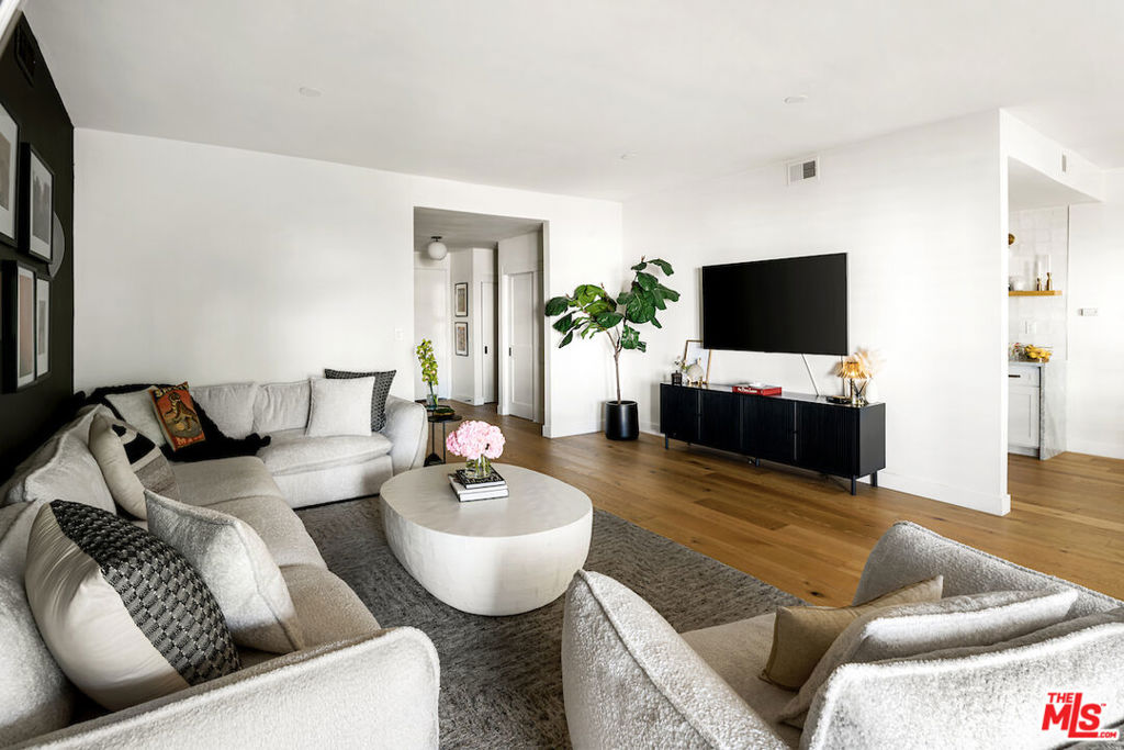 651 Wilcox Avenue 3C