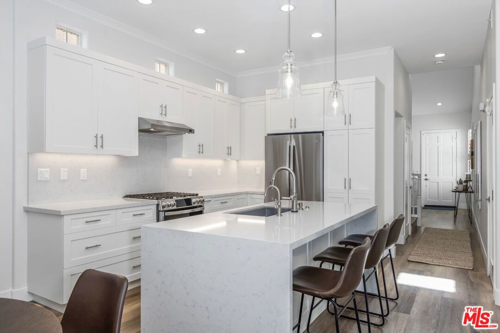 listing image 130725212937668175105