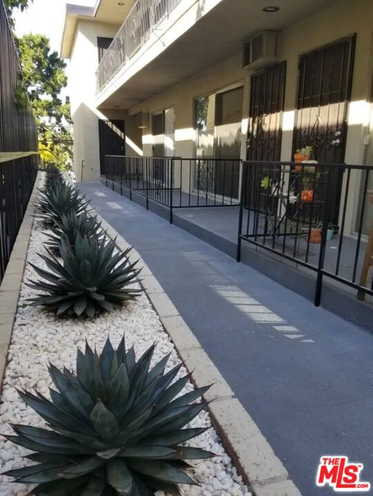 453 S Gramercy Place