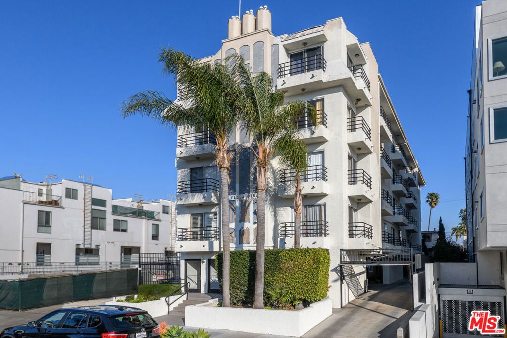 Photo of 116 S Croft Avenue #101, Los Angeles, CA 90048 (MLS # 26663487)