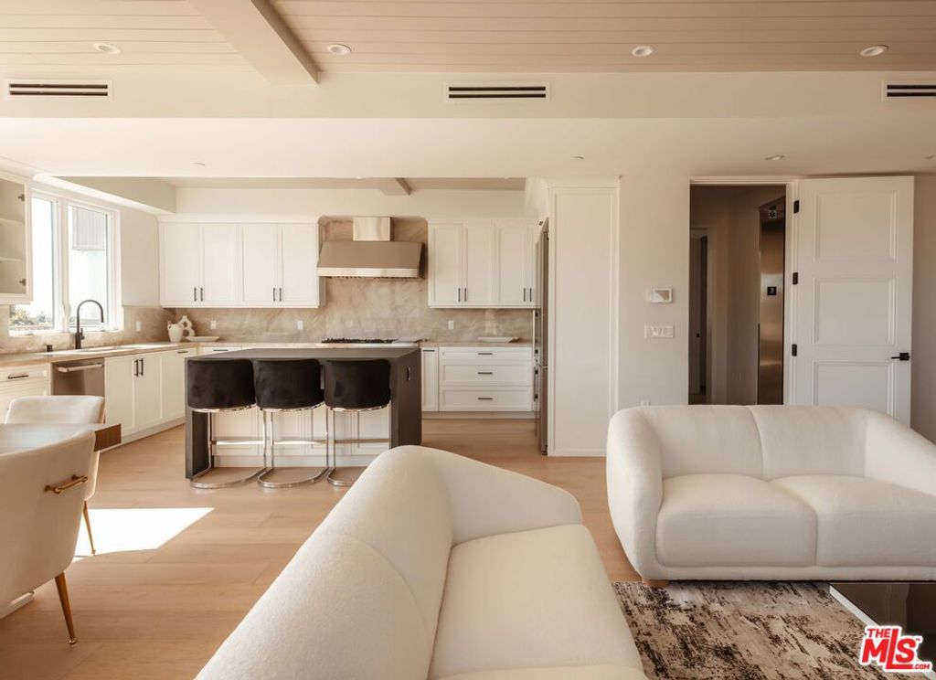 Photo of 10725 Ashton Avenue #101, Los Angeles, CA 90024 (MLS # 26669591)