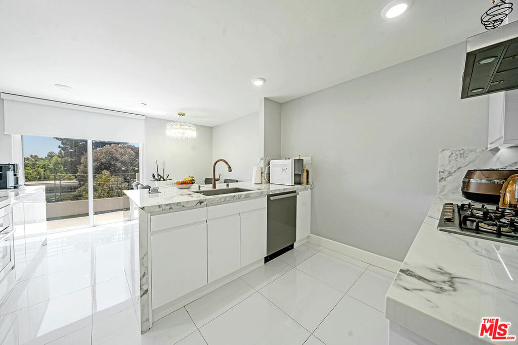4925 Wilshire Boulevard 302