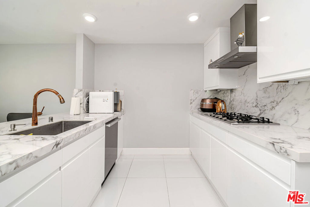 4925 Wilshire Boulevard 302