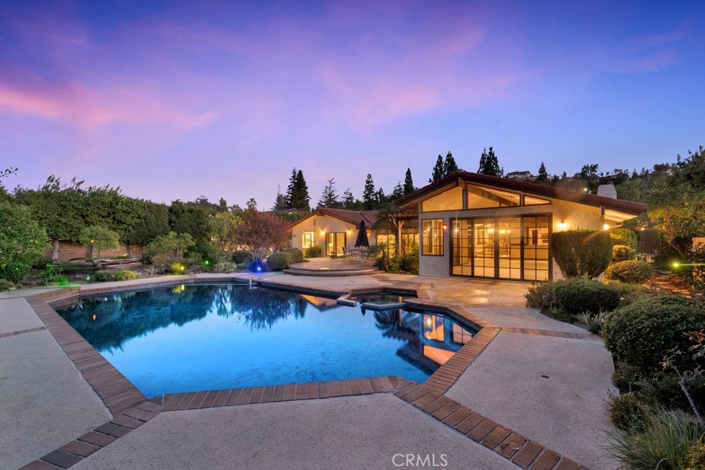 Photo of 22511 Ballinger Street, Chatsworth, CA 91311 (MLS # SR25235131)