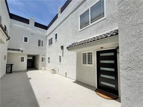 Photo of 425 S Catalina Avenue #4, Redondo Beach, CA 90277 (MLS # SB26128192)