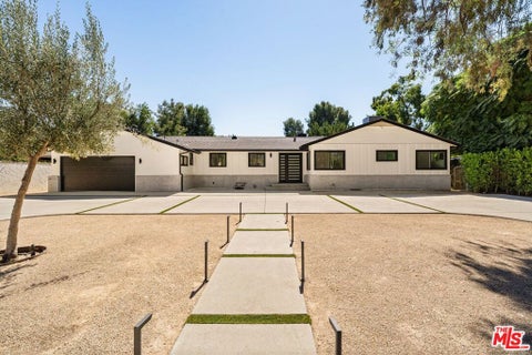 Photo of 23060 Hatteras Street, Los Angeles, CA 91367 (MLS # 26869601)