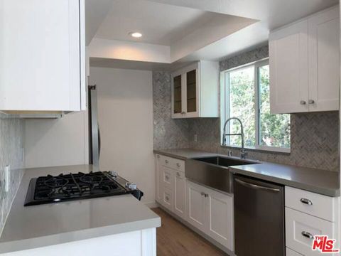 Photo of 853 N HAYWORTH Avenue #201, Los Angeles, CA 90046 (MLS # 26671127)