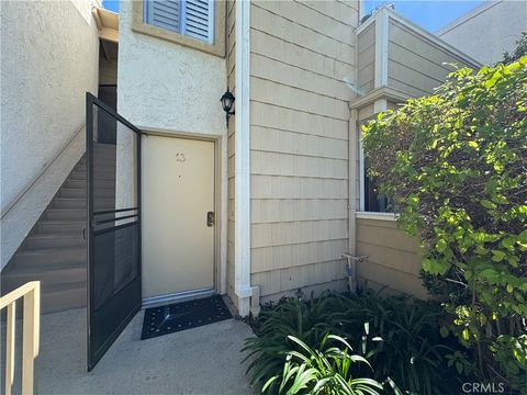 Photo of 18408 Hatteras St #13, Tarzana, CA 91356 (MLS # SR26040784)