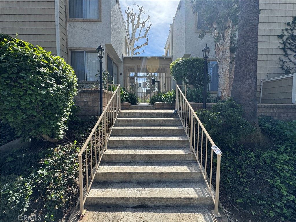 Photo of 18408 Hatteras St #13, Tarzana, CA 91356 (MLS # SR26040784)