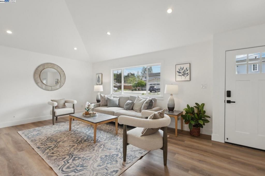 listing image 130722910613514460708