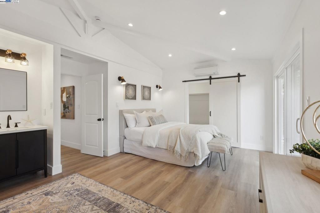 listing image 130728579255872126729