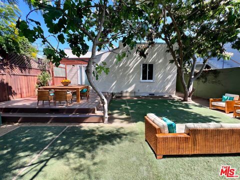 Photo of 832 Indiana Avenue, Venice, CA 90291 (MLS # 25624599)