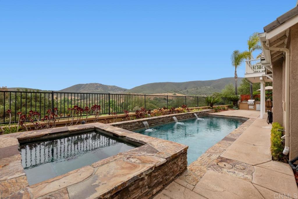 320 Crownview Ct Court