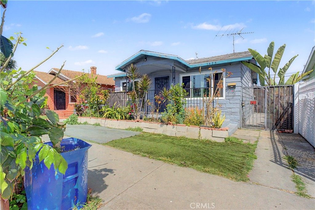 Photo of 1425 W Gage Ave, Los Angeles, CA 90047 (MLS # PW26069894)