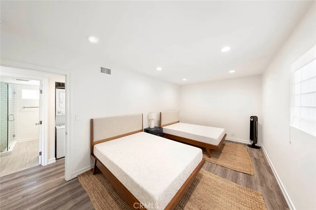 Newport Beach, California 92661, United States, 2 Bedrooms Bedrooms, ,1 BathroomBathrooms,Residential,Active,198075