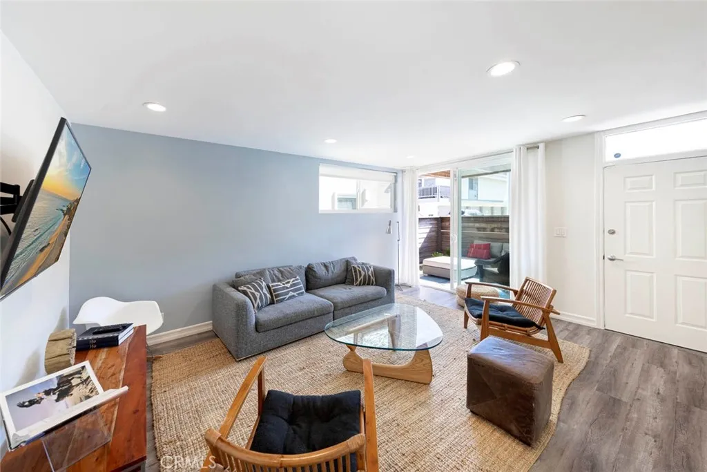 Newport Beach, California 92661, United States, 2 Bedrooms Bedrooms, ,1 BathroomBathrooms,Residential,Active,198075