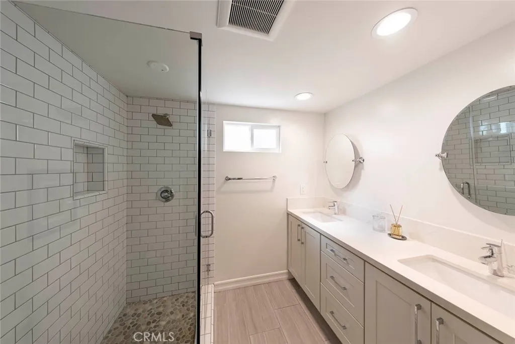 Newport Beach, California 92661, United States, 2 Bedrooms Bedrooms, ,1 BathroomBathrooms,Residential,Active,198075