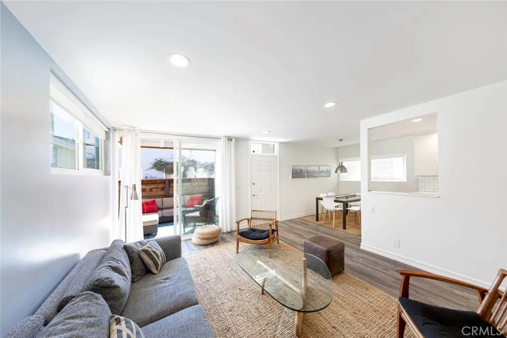 Newport Beach, California 92661, United States, 2 Bedrooms Bedrooms, ,1 BathroomBathrooms,Residential,Active,198075