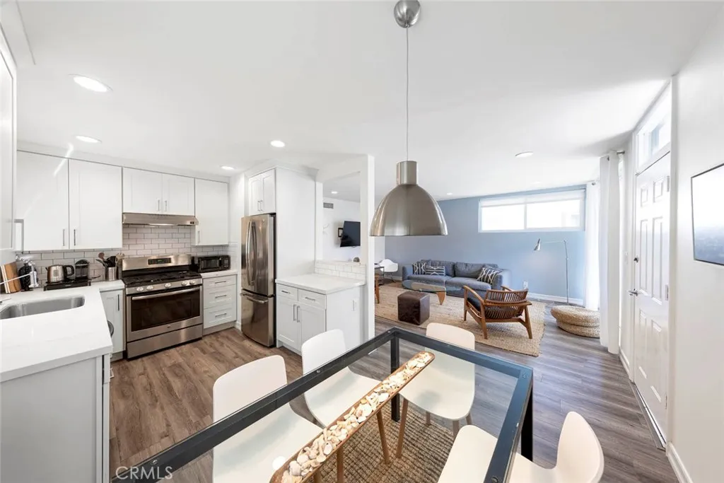 Newport Beach, California 92661, United States, 2 Bedrooms Bedrooms, ,1 BathroomBathrooms,Residential,Active,198075