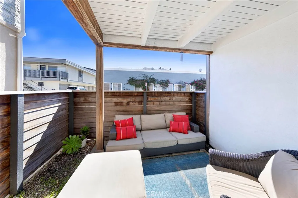 Newport Beach, California 92661, United States, 2 Bedrooms Bedrooms, ,1 BathroomBathrooms,Residential,Active,198075