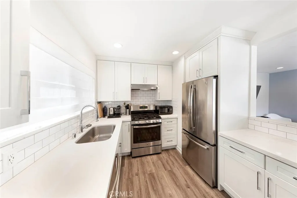 Newport Beach, California 92661, United States, 2 Bedrooms Bedrooms, ,1 BathroomBathrooms,Residential,Active,198075