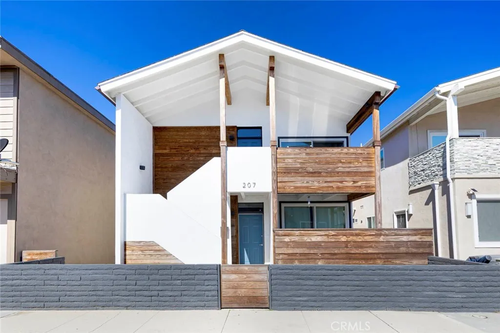 Newport Beach, California 92661, United States, 2 Bedrooms Bedrooms, ,1 BathroomBathrooms,Residential,Active,198075