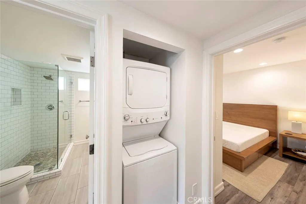 Newport Beach, California 92661, United States, 2 Bedrooms Bedrooms, ,1 BathroomBathrooms,Residential,Active,198075