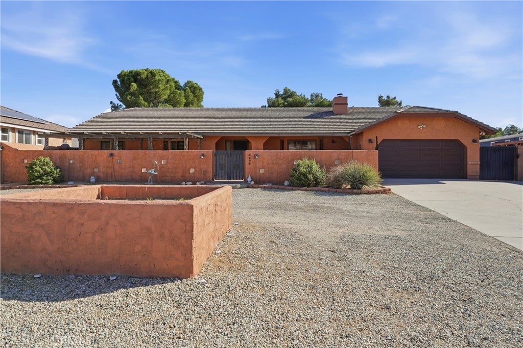 Photo of 4698 Quartz Hill Road, Lancaster, CA 93536 (MLS # SR26216246)