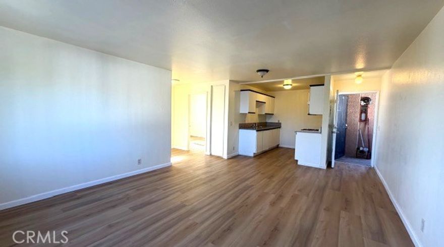 Recently upgraded with brand-new flooring and fresh paint throughout, this bright and spacious 2-bedroom, 1-bath apartment is located in the highly desirable Los Angeles Highland Park area — just 5 minutes from South Pasadena and close to the vibrant commercial scene on York Blvd.
Situated on the third level, the unit offers an expansive, open view with no neighbors in front, behind, or above. As a quiet end unit, it provides exceptional privacy and comfort. Additional features include: Two assigned parking spaces; Rent includes trash collection and cold water; Convenient access to shops, dining, and daily essentials.