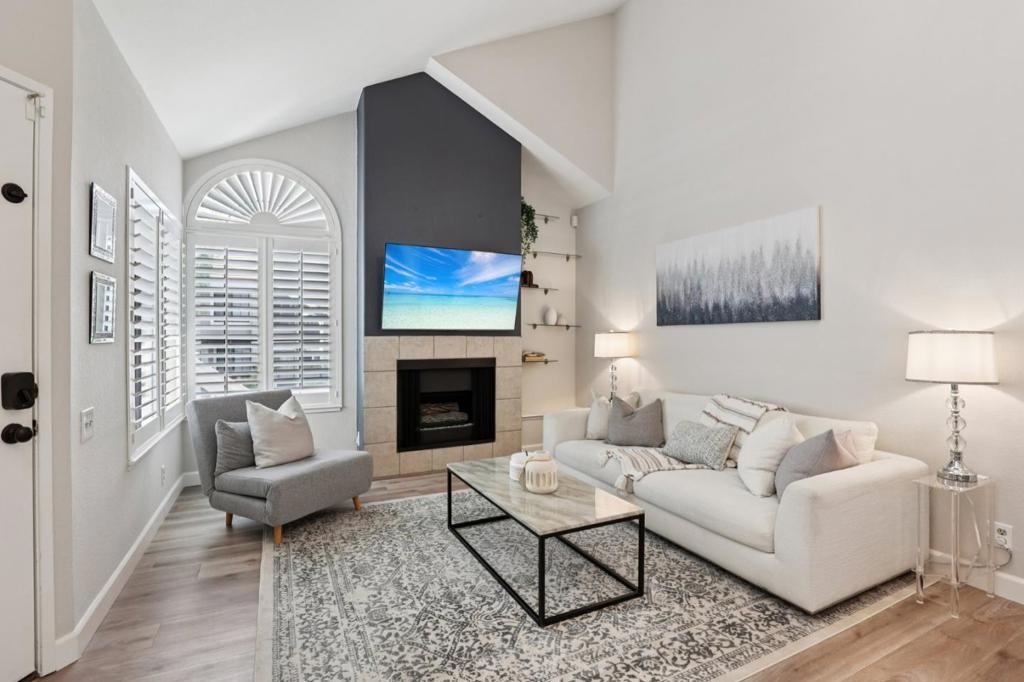 2890 Buena Crest Court