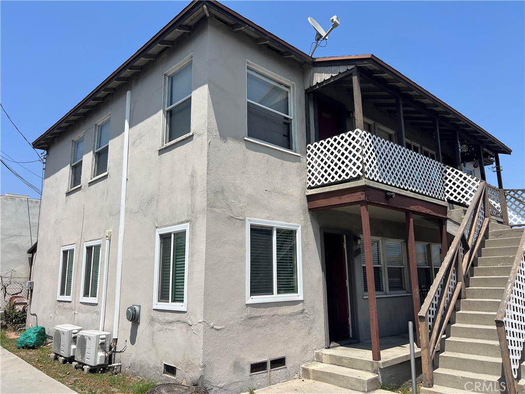 UPDATED 1 Bedroom / 1 Bathroom apartment with 2 Car parking spaces in Temple City. downstairs unit, remodeled kitchen and bathroom. Split air-conditioning and heating unit. Very convenient location.
