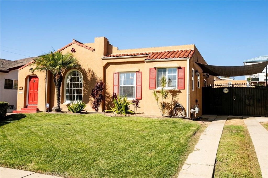 Photo of 121 W Fairview Blvd, Inglewood, CA 90302 (MLS # PW25246519)