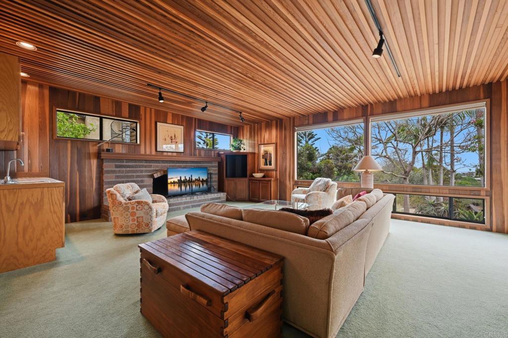 1042 Hymettus Avenue