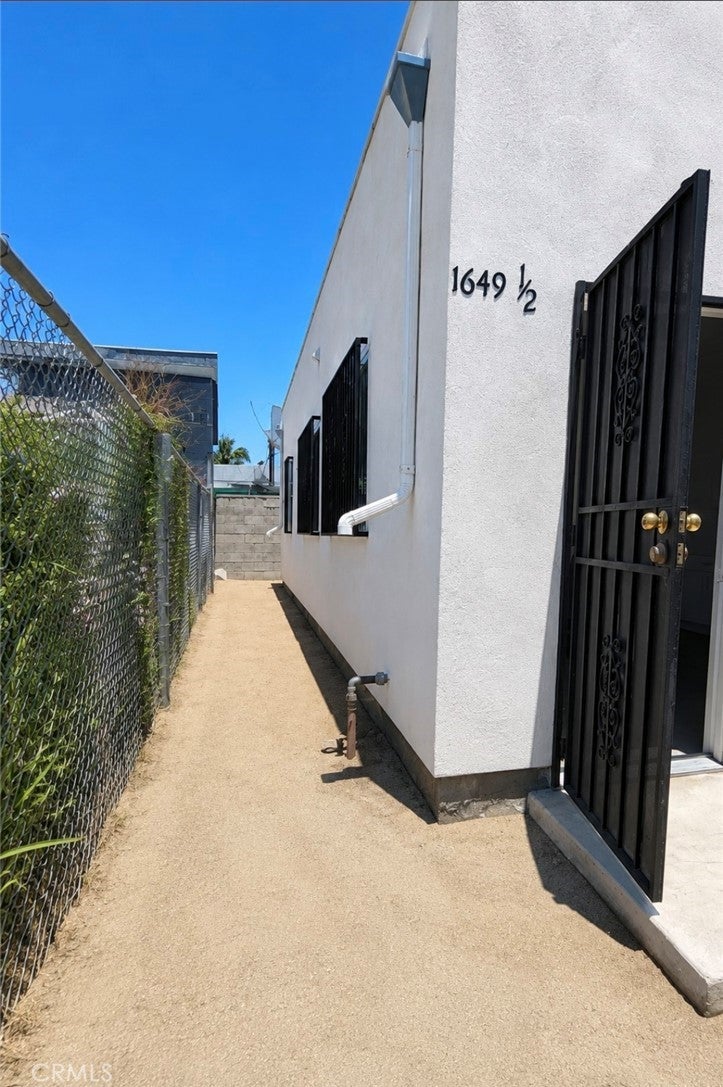 1649 W Florence
