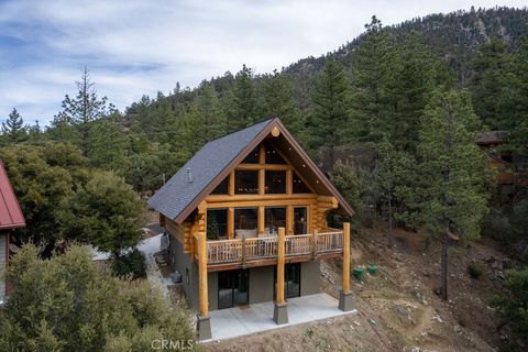 Photo of 1513 Woodland Dr, Pine Mountain Club, CA 93222 (MLS # SR25274016)