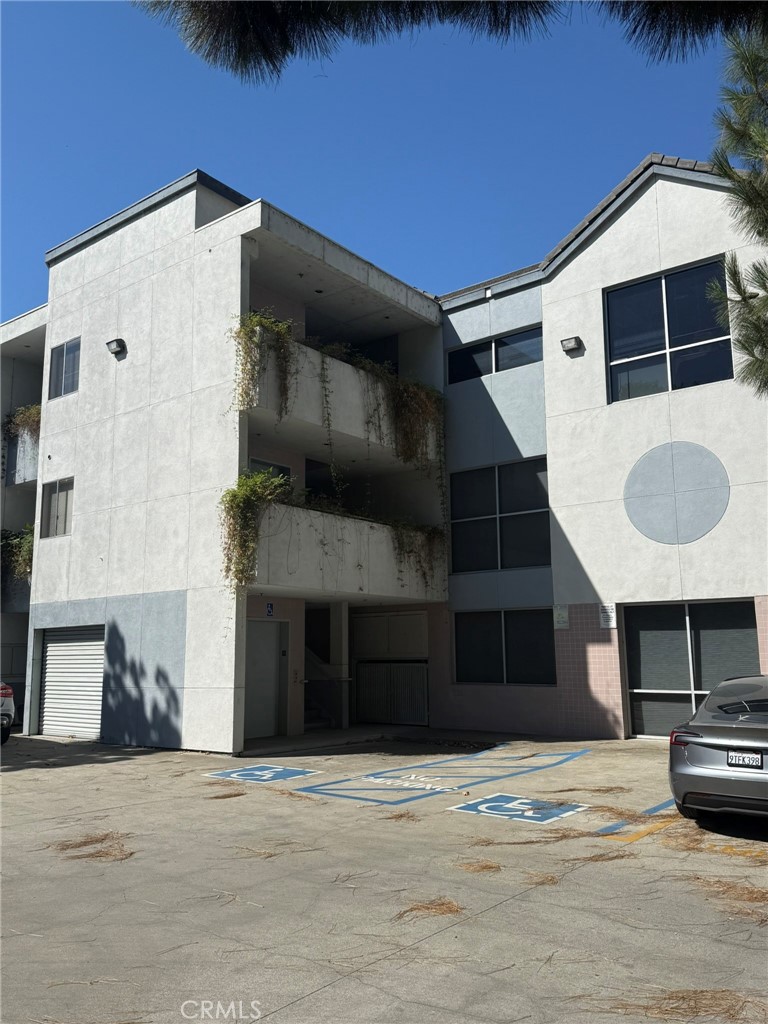 Suite G
Excellent office layout for sales, professional or technical business. Reception area, conference room, break room, two private offices and a large open work area. Good freeway access and parking in an elevator served building.