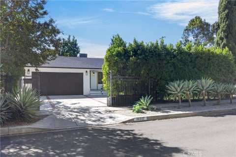 Photo of 16912 Marlin Place, Lake Balboa, CA 91406 (MLS # SB26223476)