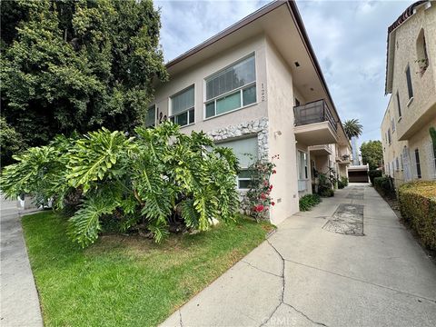 Photo of 122 N Croft Ave #7, Los Angeles, CA 90048 (MLS # WS26002496)