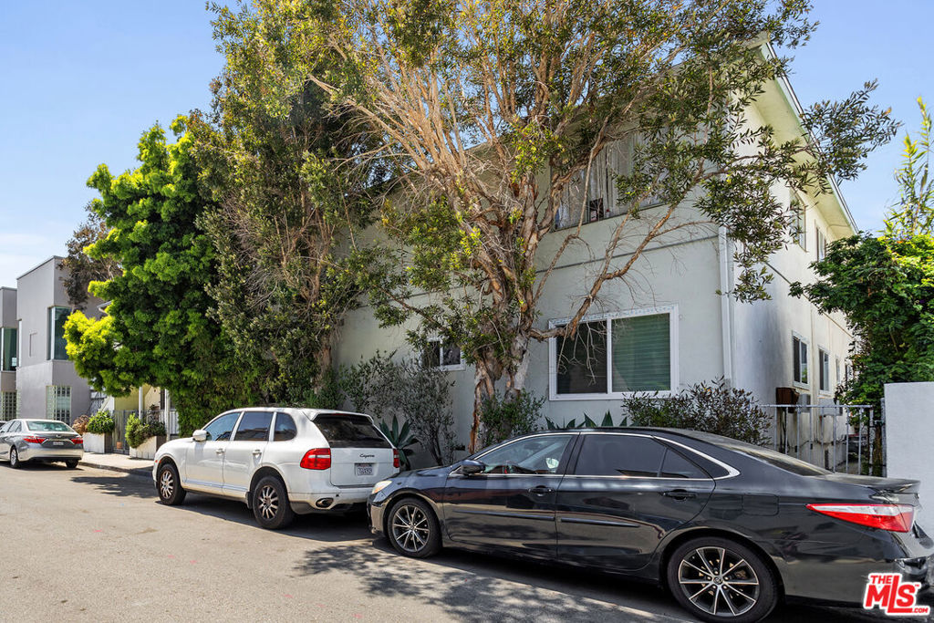 Well maintained two-story 5-unit apartment near Venice Beach. The property consists of four 2+1 and one 2+1.75 units. New roof, electrical main panel and water heaters. Units 1, 2 and 5 have been renovated and Unit 4 is being renovated, which can be delivered vacant. Great location with high rental demand area and stable income stream.