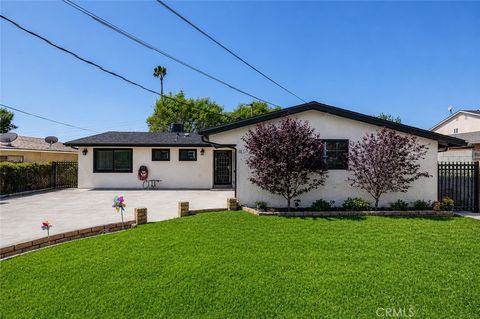 Photo of 11625 GLADSTONE AVENUE AVE, Sylmar, CA 91342 (MLS # SR26101326)