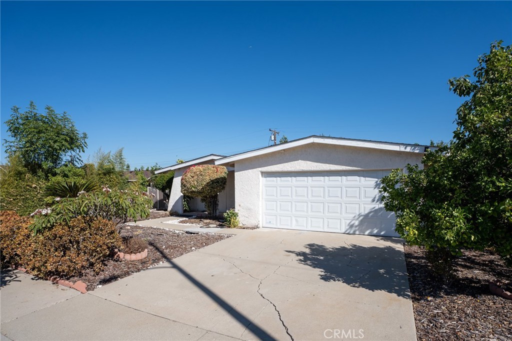 Bring the whole family to this great place with lots of room for fun. This sprawling cozy and spacious home is located in the heart of Rowland Heights —Its quiet neighborhood with easy access to food, entertainment, and adventure! With 4 spacious bedrooms, everyone in the family has room to spread out here. Also kids friendly with patio seating area for family vacations. Also about 30-40 minutes away to Disneyland , Universal Studios Hollywood, and Los Angeles Downtown.
*Stove, Refrigerator, Washer and Dryer and other stainless appliances are included in the lease
*All furniture seen in the photo are also included in the lease.
*No pets allowed
*All utilities are included