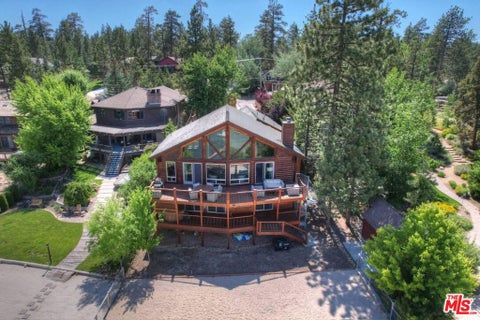 Photo of 40178 Lakeview Drive, Big Bear, CA 92315 (MLS # 26105020)