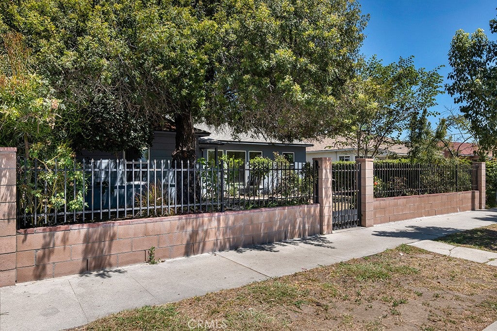 8226 WhiteOak Avenue