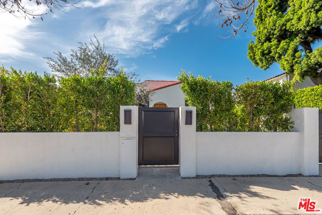 Photo of 627 N Fuller Avenue, Los Angeles, CA 90036 (MLS # 26662543)