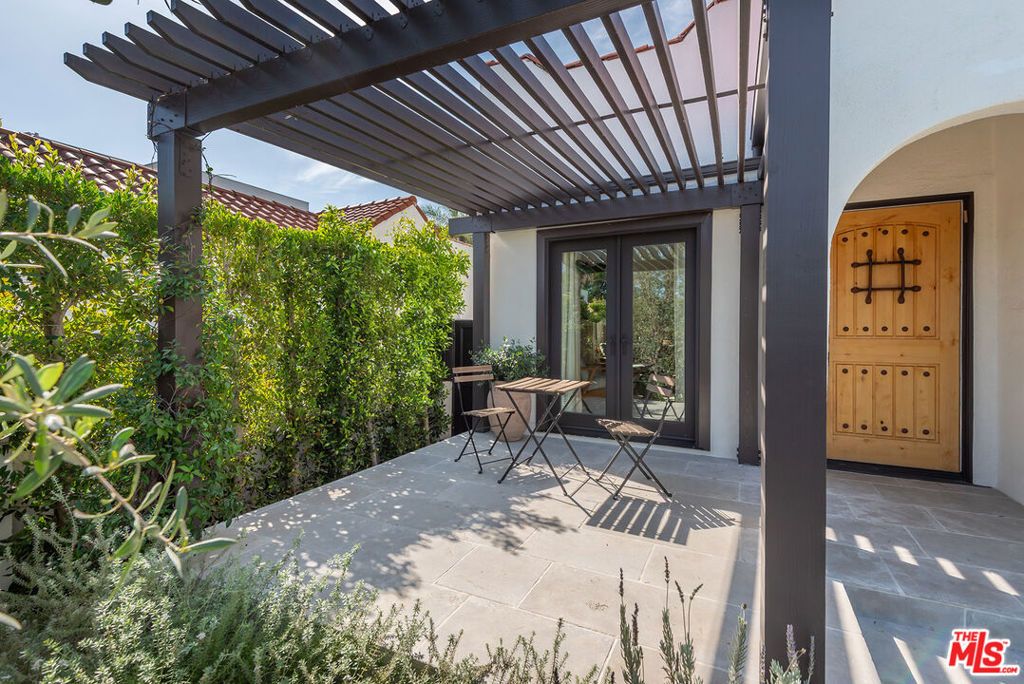Photo of 627 N Fuller Avenue, Los Angeles, CA 90036 (MLS # 26662543)