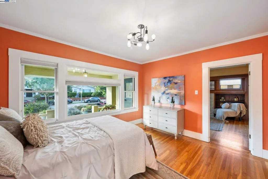 Alameda, California 94501, United States, 3 Bedrooms Bedrooms, ,2 BathroomsBathrooms,Residential,Active,253961