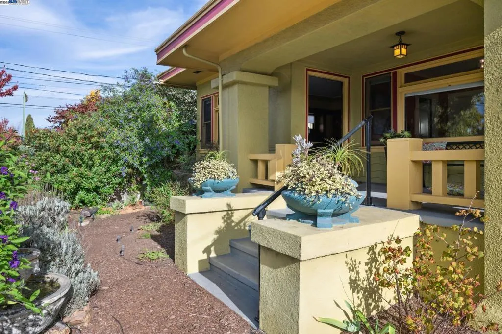 Alameda, California 94501, United States, 3 Bedrooms Bedrooms, ,2 BathroomsBathrooms,Residential,Active,253961