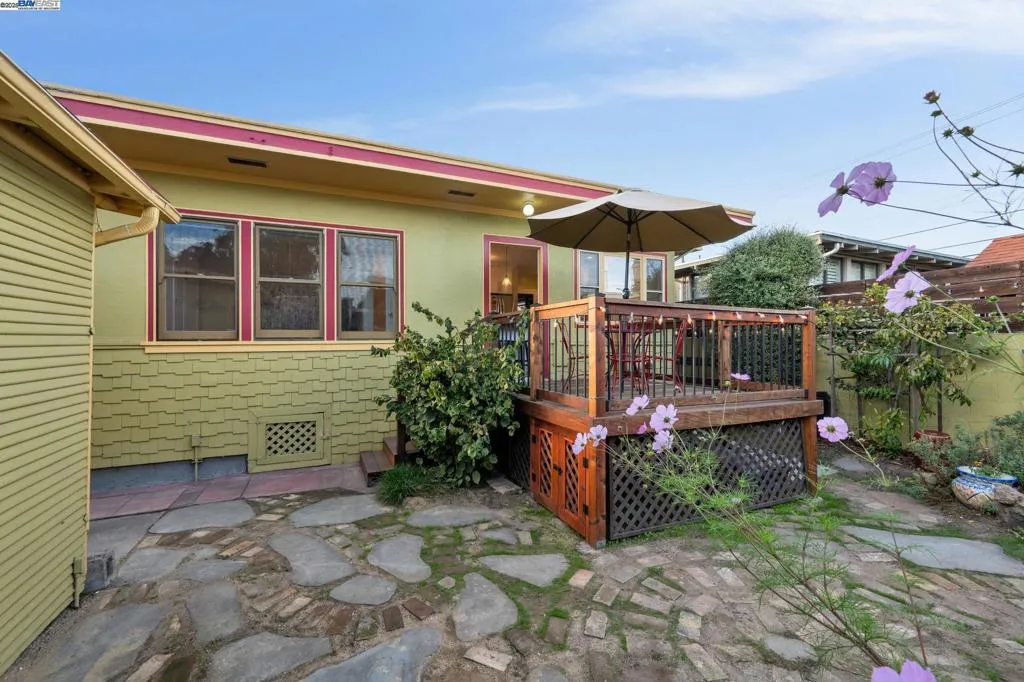 Alameda, California 94501, United States, 3 Bedrooms Bedrooms, ,2 BathroomsBathrooms,Residential,Active,253961